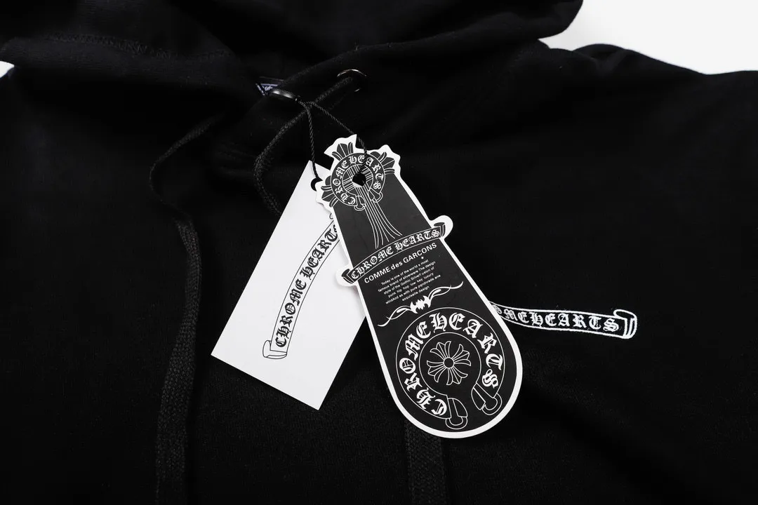 M16—P210 -Chrome Hearts/Chrome Hearts printed sweatshirt cardigan jacket -420 grams of high-density, high-quality wool, soft, delicate and skin-friendly, soft and silky to the touch, warm and skin-friendly -The hardware and zipper accessories are all customized and full of details -Colour: black -Size: S M L XL